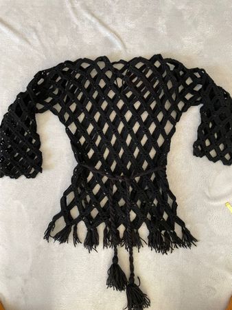 Tunique en laine ajourée noire à franges, crocheté