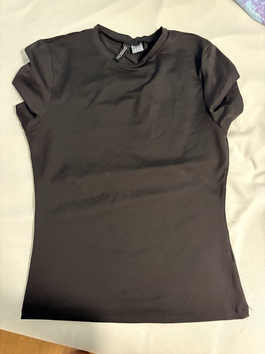 H&M Blouses, T-shirts & Tops: T-Shirt schwarz Grösse M  – D'occasion à Münchenstein par Miresolese