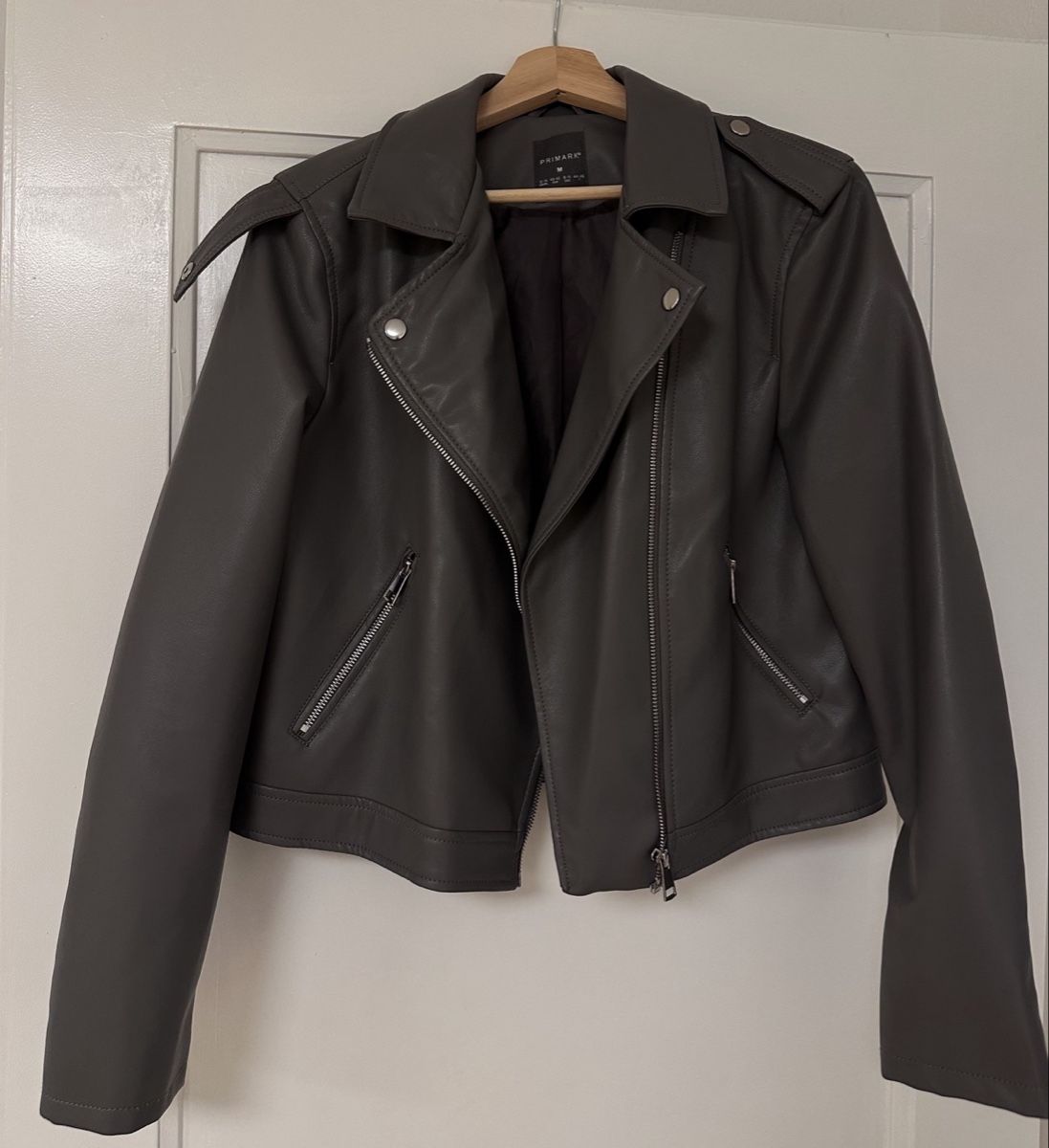 Primark Vestes: DUNKELGRAUE KUNSTLEDERJACKE M – Neuf (Voir description) à Zürich par tam_lh9v