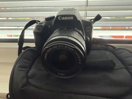 Canon EOS 1300D mit EF-S 18-55mm IS II Objektiv und Tasche