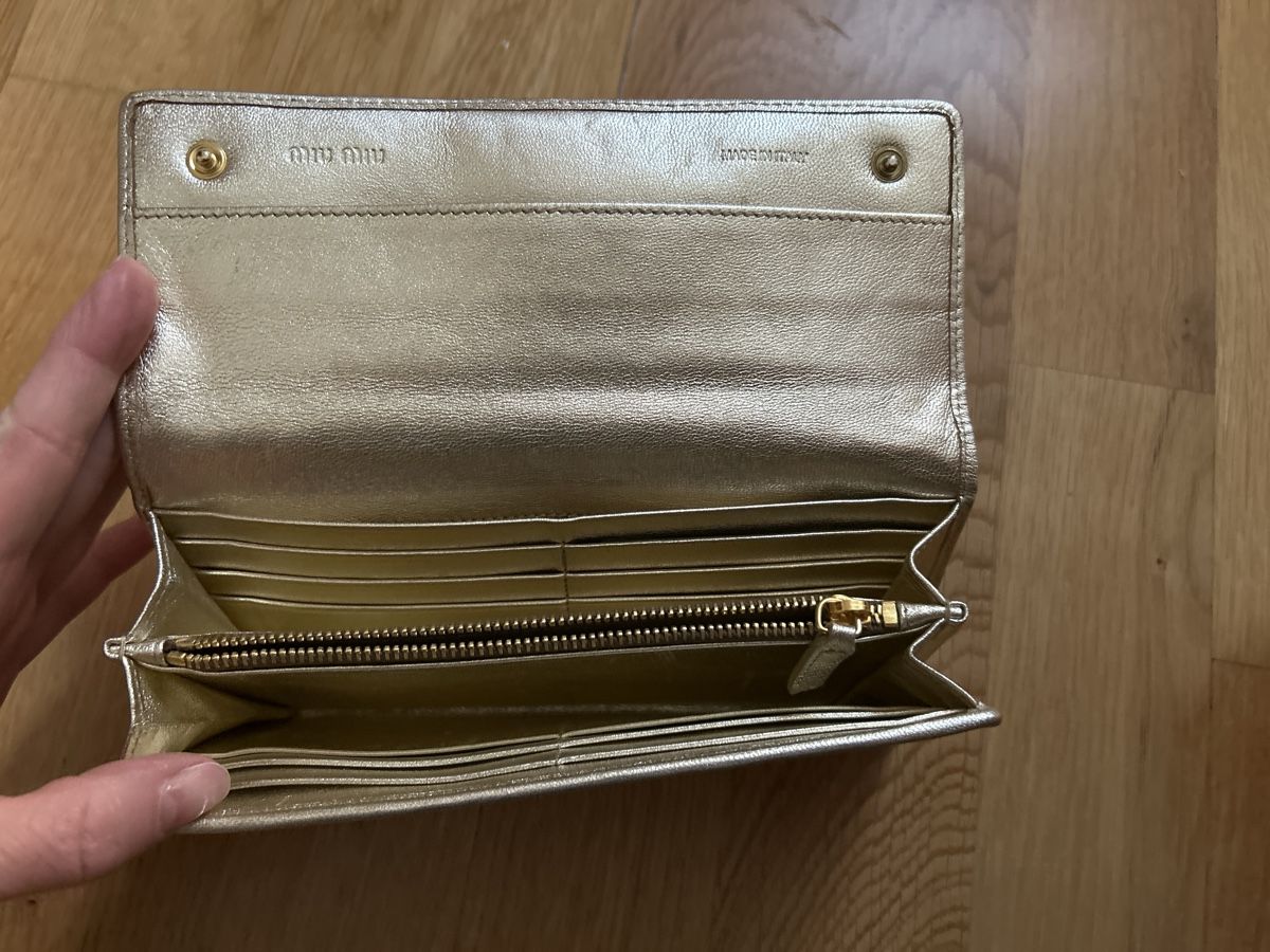 Miu Miu Portemonnaie: Gold Miu Miu Python Bag – Neu (gemäss Beschreibung) aus Genève von TreasureChest 1
