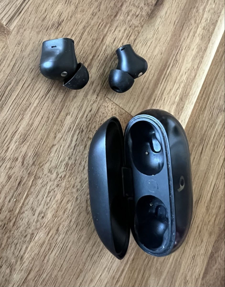 Beats Kopfhörer: Beats Studio Buds+ – Schwarz/Gold – A2871 – Gebraucht aus Oensingen von MirrorWoodAndMore 1