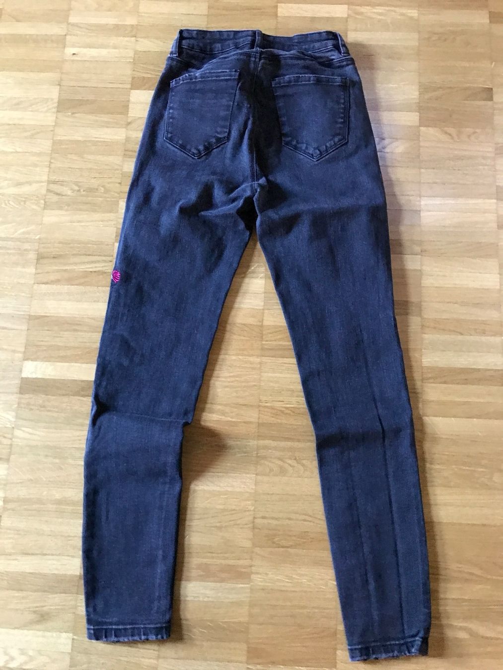 Pantaloni: Jeans mit Blumen bestickt Gr 26 – Usato da St. Margrethen SG venduto da kellenbh 2