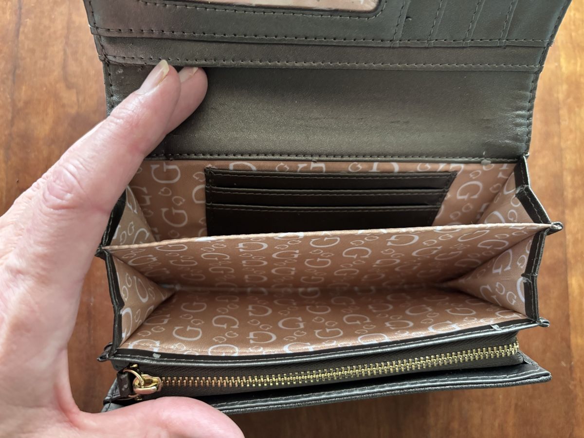 Guess Portamonete: GUESS Geldbörse NEU – Nuovo (secondo la descrizione) da Ernetschwil venduto da Csunday 1