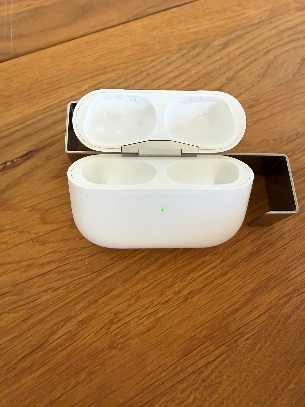 Apple Cuffie: APPLE AirPods Pro 1 Charging Case – Usato da Lausanne venduto da Nine1982
