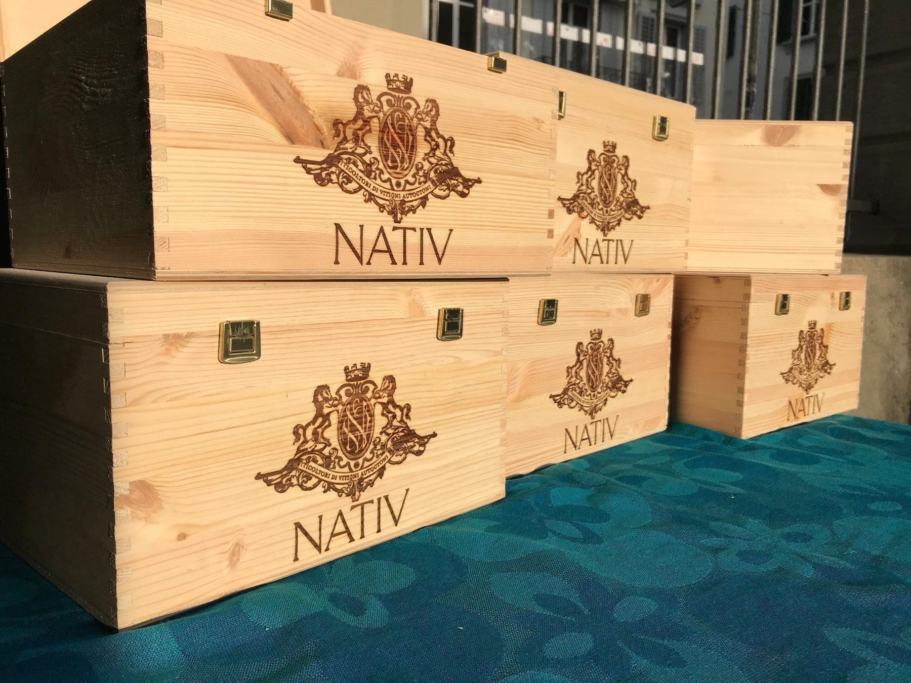 Altro: schöne Weinkiste mit Klappdeckel Nativ – Usato da Zürich venduto da atlantis77 3