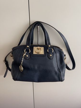 DKNY Damentasche Leder dunkelblau mit Charms guter Zustand