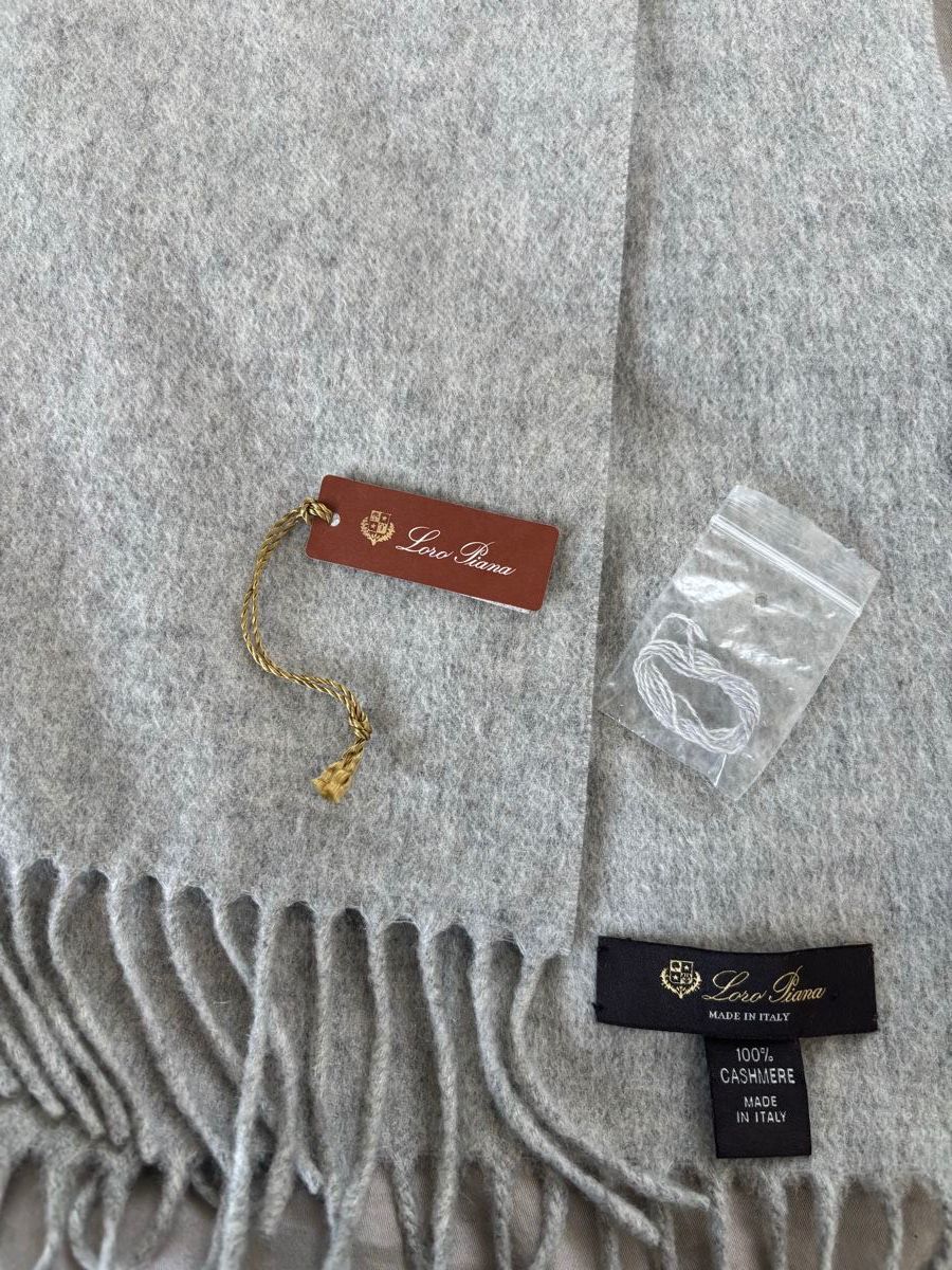 Loro Piana Foulards, Tücher & Schals: Loro Piana Kaschmir Schal silber grau wunderschön – Gebraucht aus Zürich von car_9sdb
