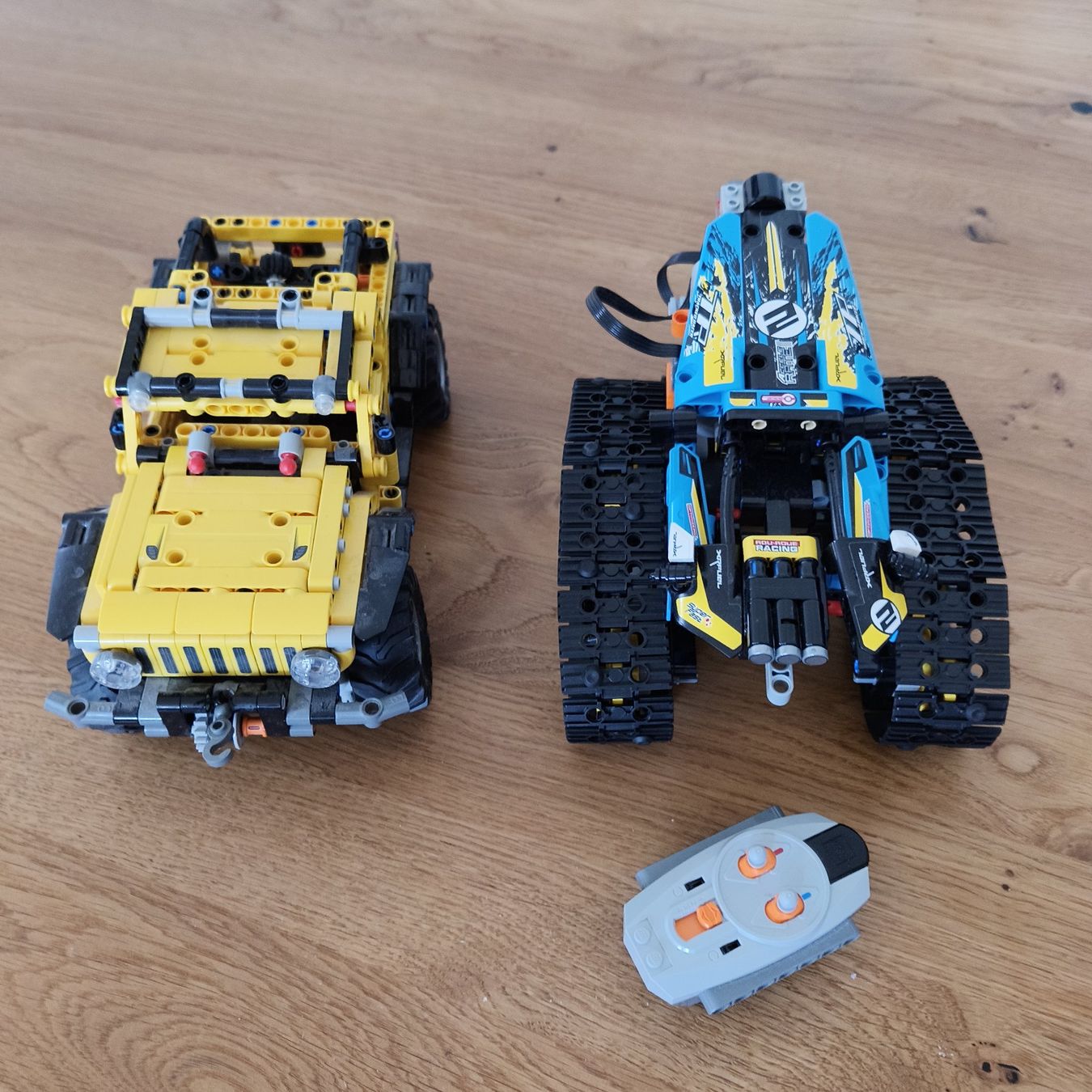 Lego Jouets: 2 Spielzeugautos Lego Technics – D'occasion à Meilen par FAVALLID