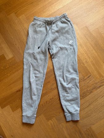 Trainerhose von Nike Grösse S (Bund entspricht eher XS s.u.)