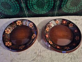 Zwei Vintage Keramikteller mit Blumenmuster, Handarbeit,