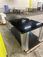 Schwarzer Design-Tisch mit Glasplatte und Acrylbeinen