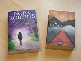 Buch, Bücher, Roman 2 Stück, Nora Roberts und Sarah Lark
