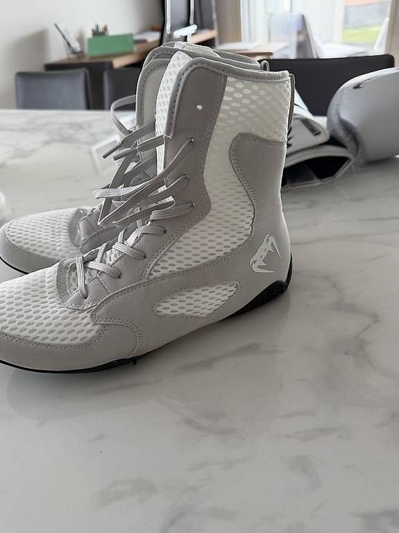 Scarpe da uomo: Chaussures de sport d'intérieur  – Usato da Bulle venduto da Preteni