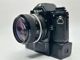 Neuwertig, gewartet, kultig: Nikon EM mit 28mm Nikkor