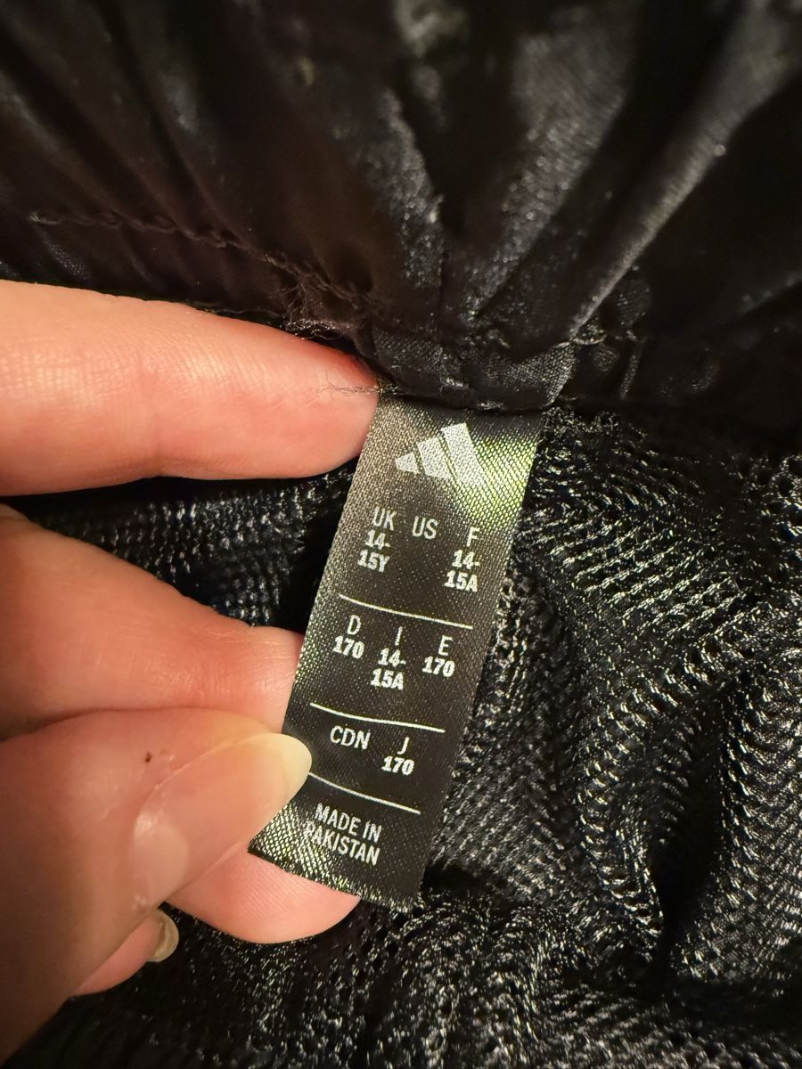 Jeans: Adidas Shorts Grösse 164-170 turnen  – Gebraucht aus Zürich von Denise-8050 1