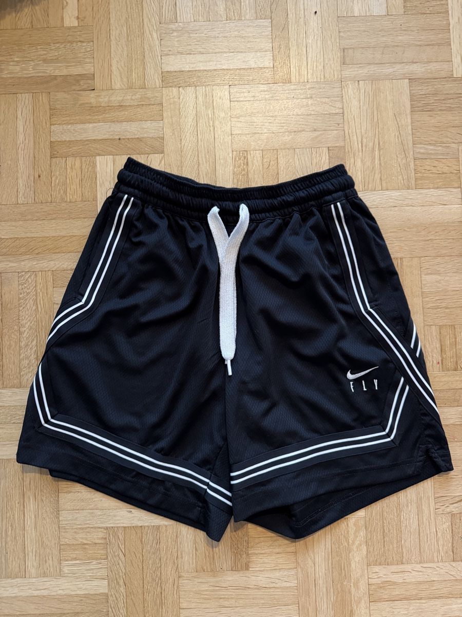 Nike Pantaloni: Nike Shorts, Grösse XS – Usato da Kleinandelfingen venduto da les_gb7w