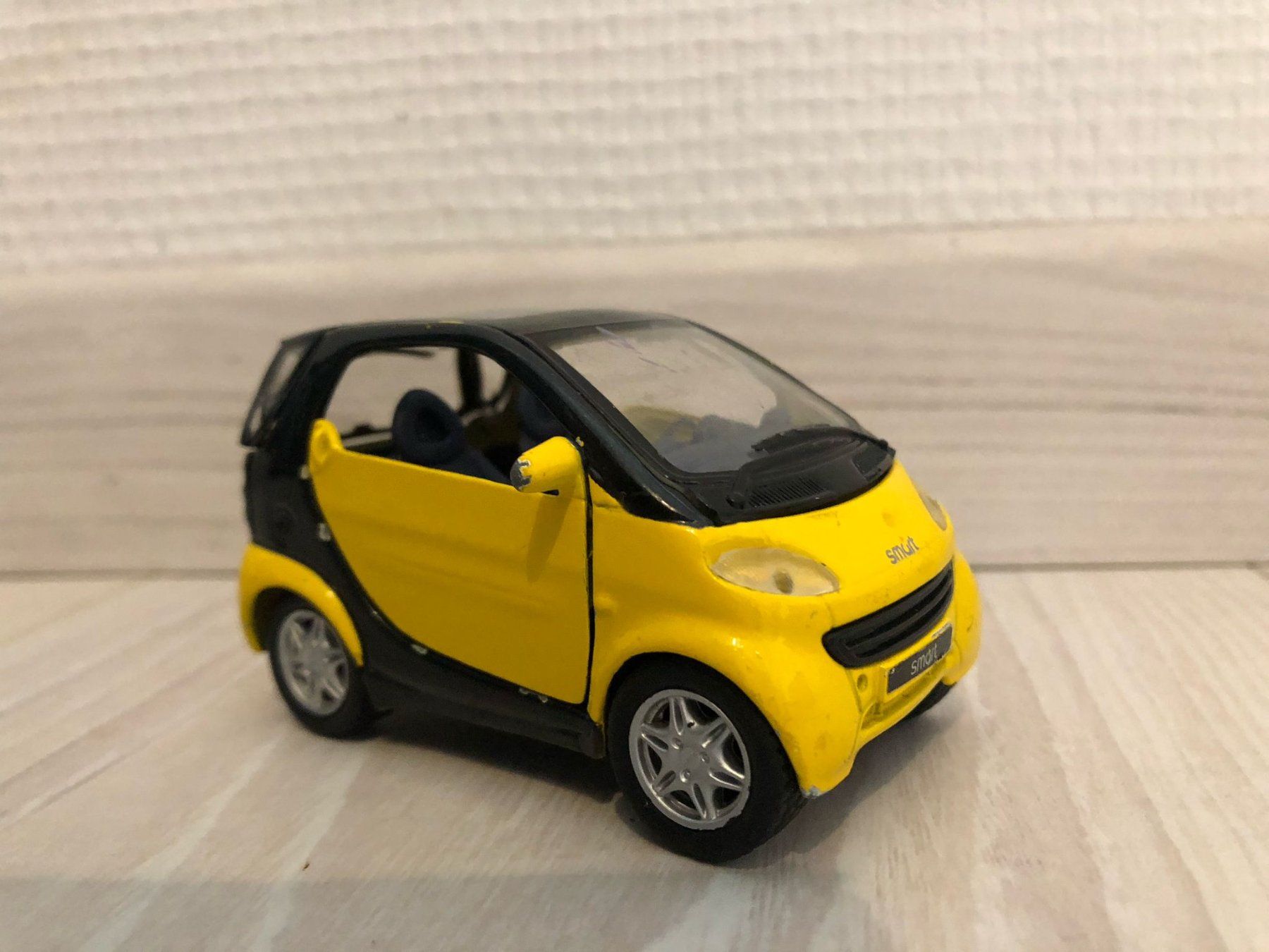 Modellautos: Smart Fortwo Jaune et Noire – Gebraucht aus La Rippe von veromaud