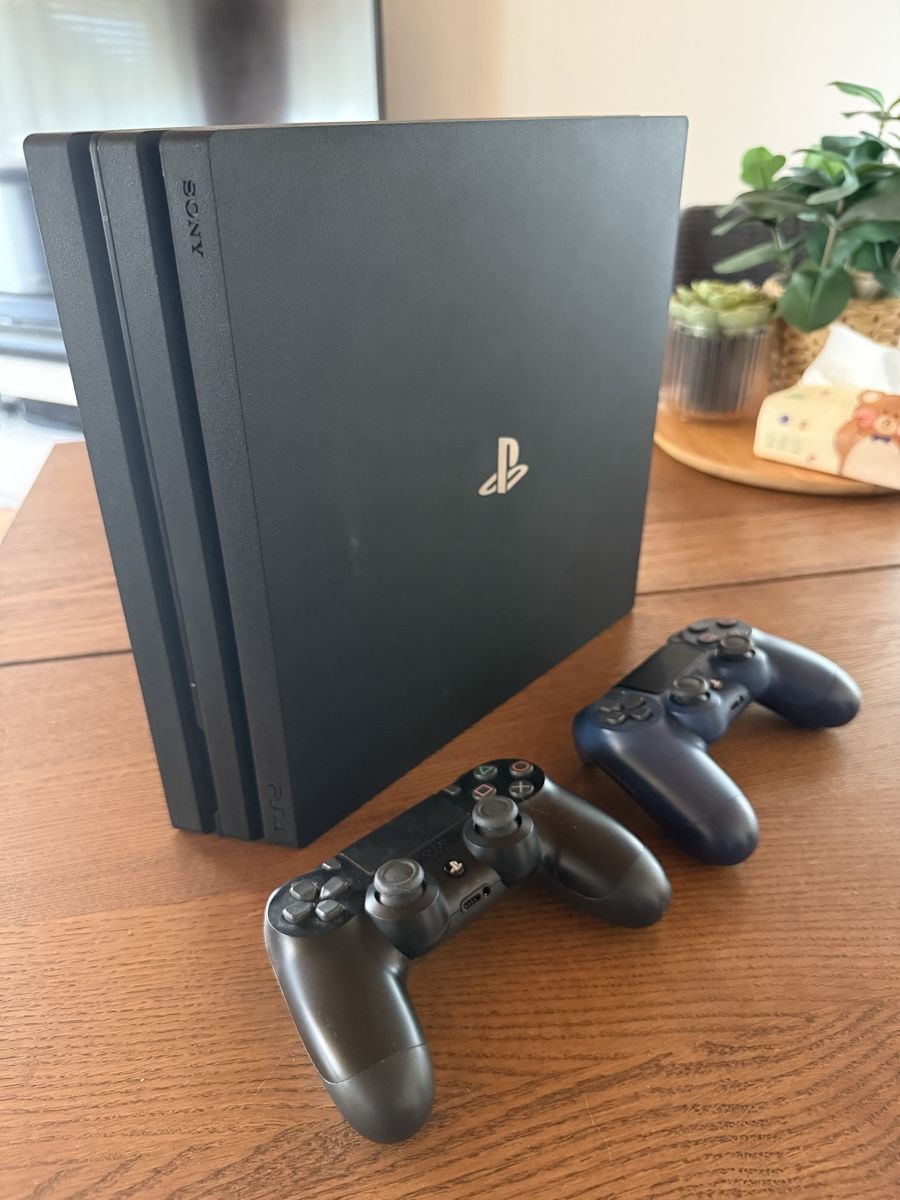 Sony Konsolen: PS4 Pro inkl. Zubehör – Gebraucht aus Oberhofen Thun'see von Susu58