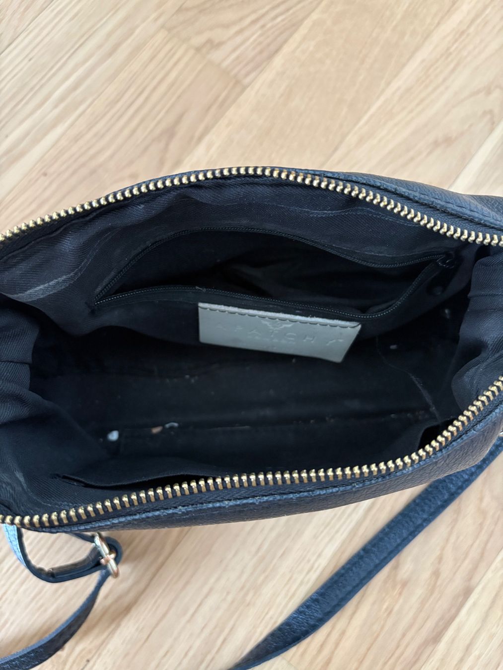 Taschen für Damen: Schwarze Umhängetasche Apatchy London – Gebraucht aus Dübendorf von SophieNadine1 2