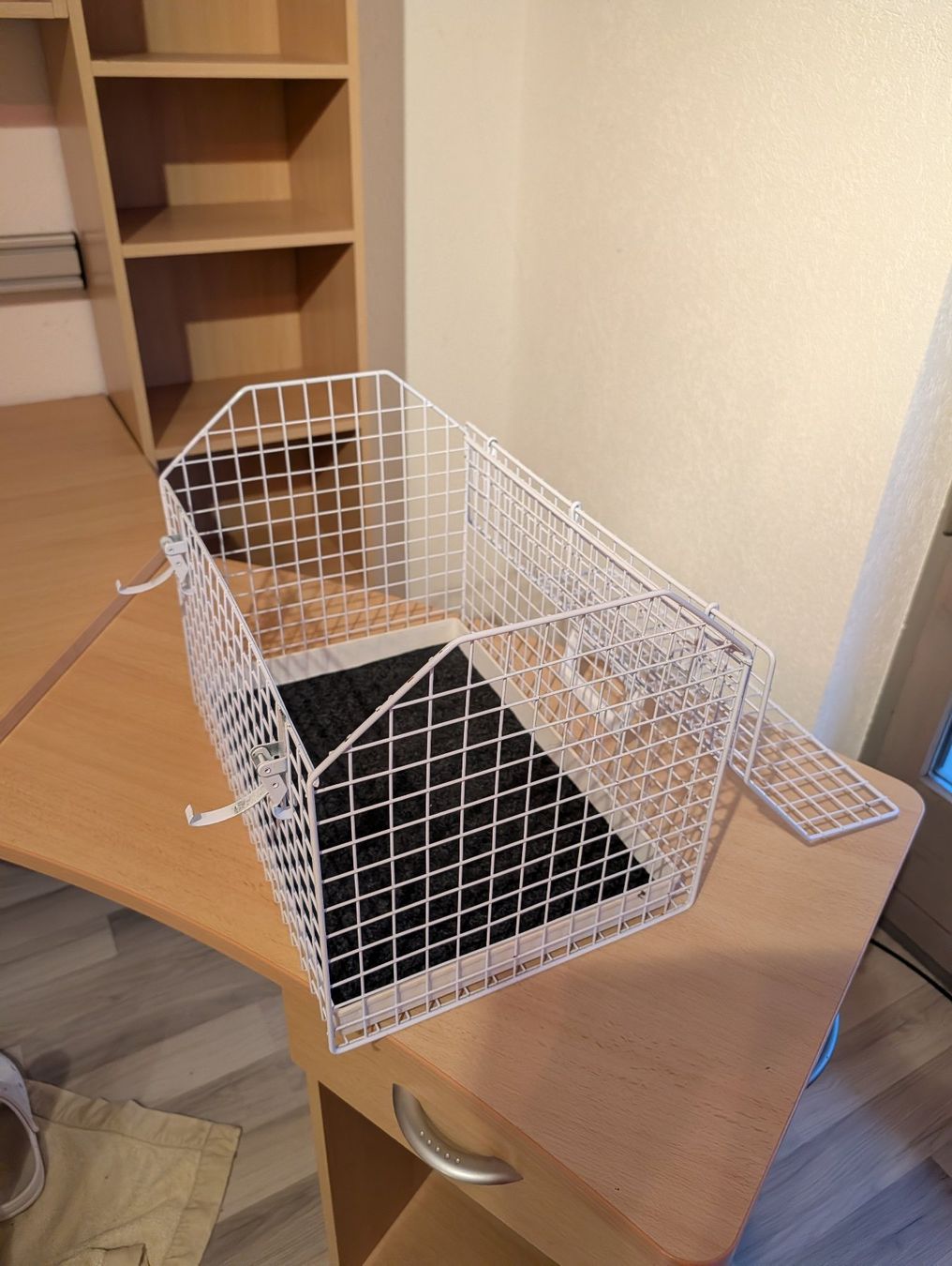 Liege- & Schlafplätze: Katzentransportbox Metall Weiss – Gebraucht aus Bözen von Maerchenprinz 1