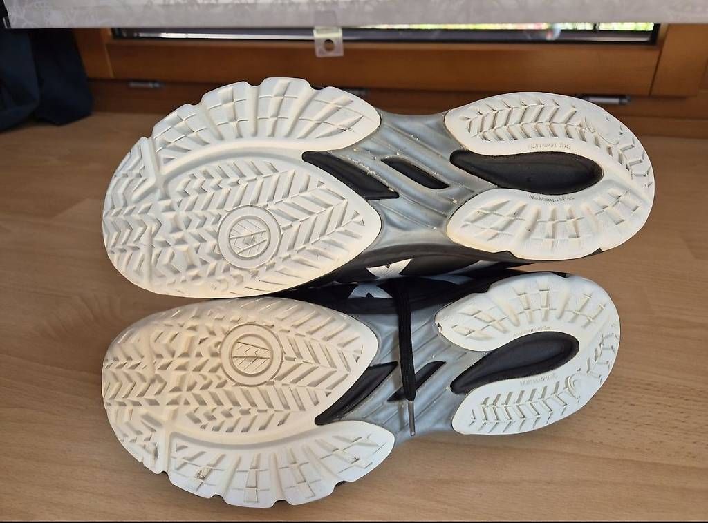Chaussures hommes: Asisc Hallenschuhe Gr.45 – D'occasion à Stettlen par Kia3 1