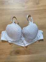 Soutien-gorge avec armature et push-up à dentelle gris clair