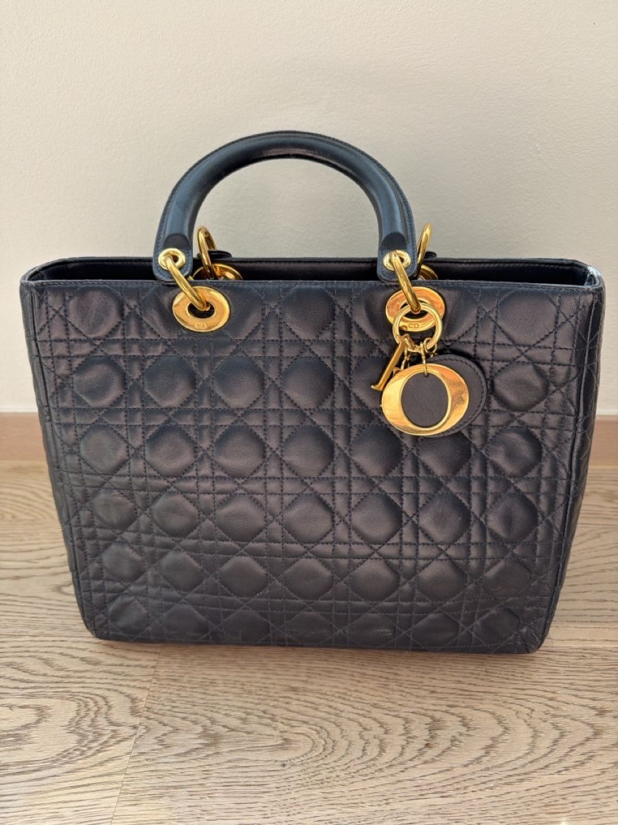 Dior Borse da donna: Lady Dior medium dunkelblau aus 2007 – Usato da Liestal venduto da amaroque