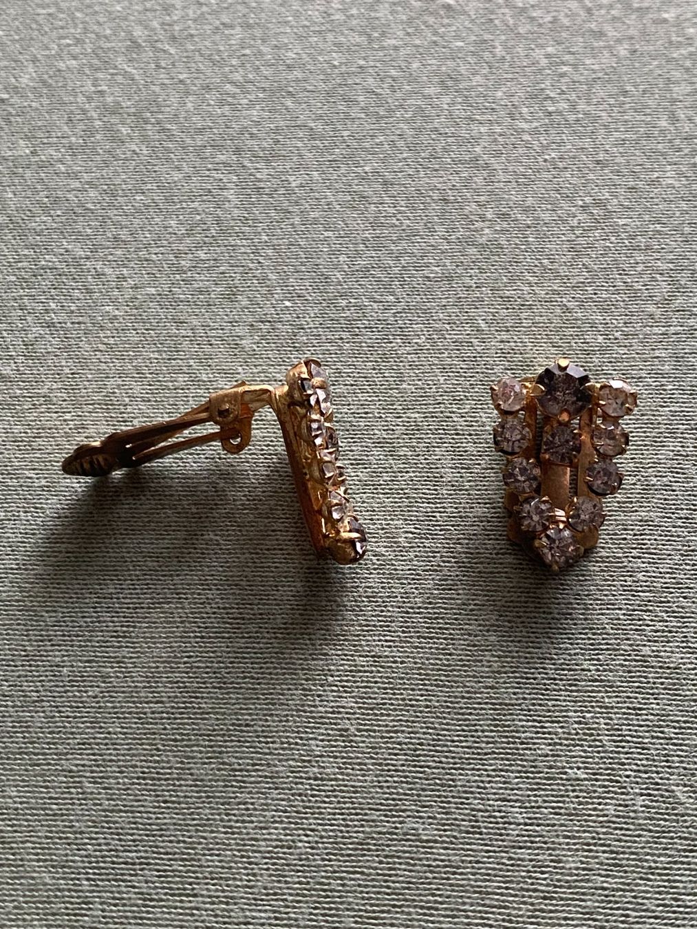 Orecchini pendenti & Orecchini a lobo: Vintage Modeschmuck, Ohrenclips mit Glitzersteinen. – Usato da Gümligen venduto da Primeselection