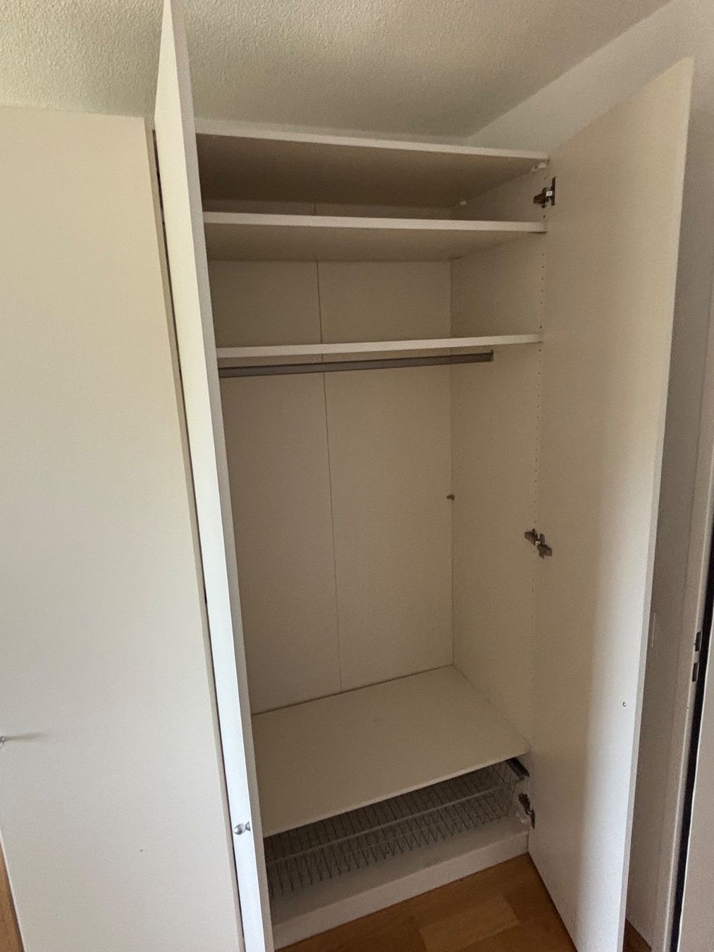 Armadi: Kleiderschrank mit Regalen und Kleiderstange gut – Usato da Hinterkappelen venduto da Sstucki0 2