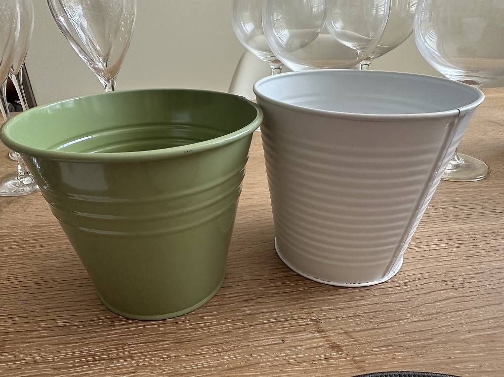 Pots de fleurs: 2 Übertöpfe Metall, Grün & weiss – D'occasion à Zürich par mar_22hb