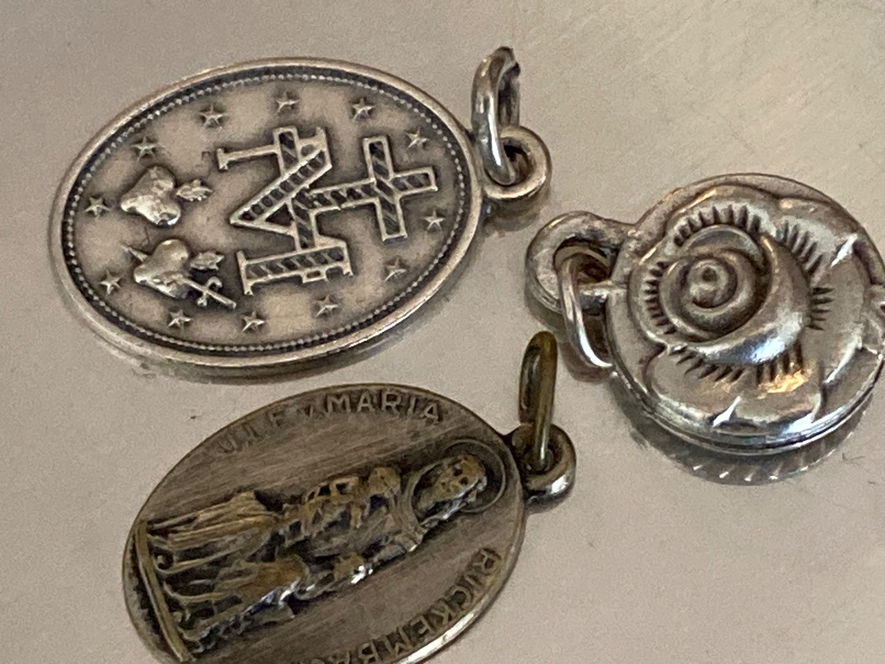 Altri gioielli: Amulette religieuse – Usato da Marly venduto da Antigona71 7