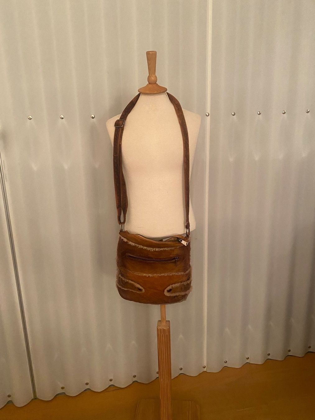 Taschen für Damen: Umhängetasche Lammfell – Gebraucht aus Luzern von lou4444 1