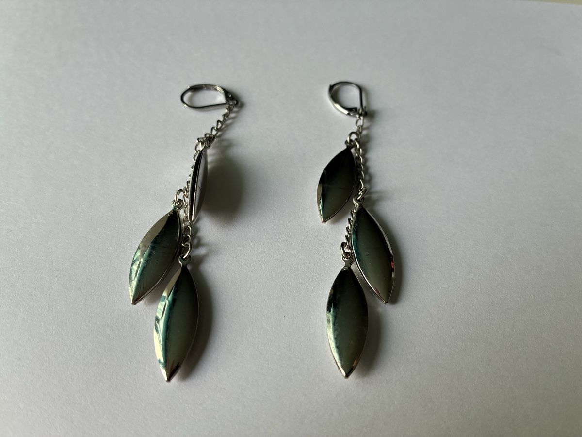 Ohrringe & -stecker: Silver tone dangle earrings leaf design – Gebraucht aus Basel von cat_sq5m