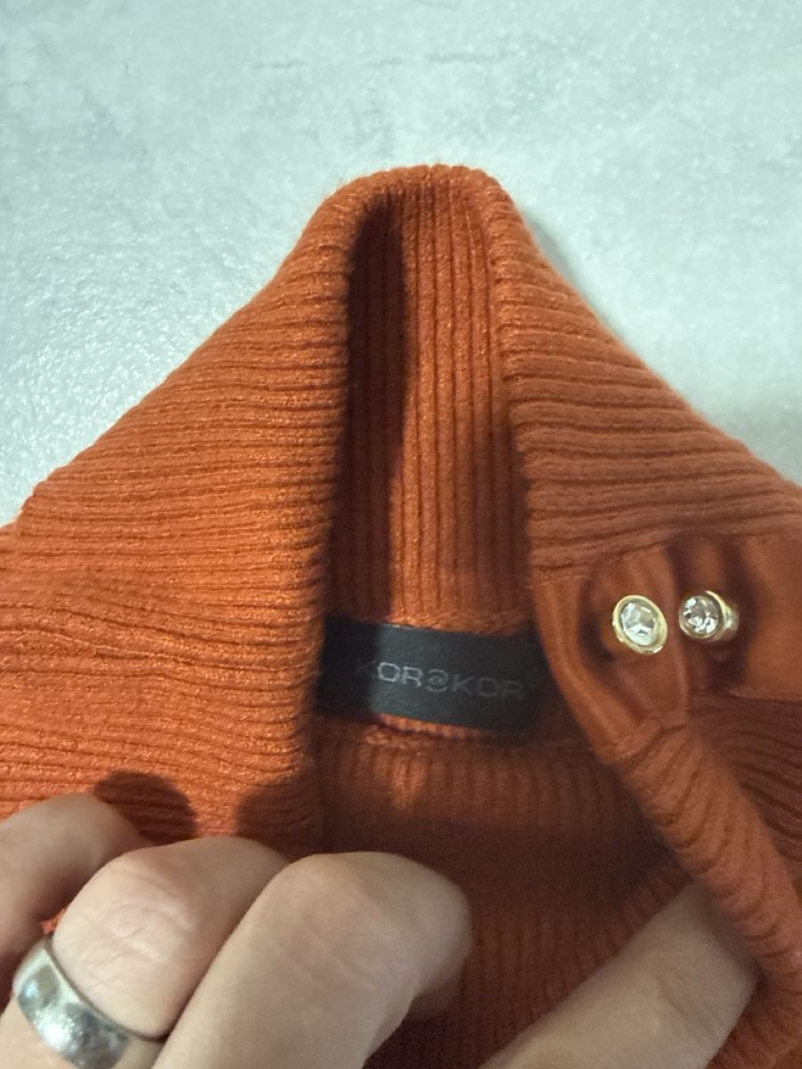 Top: Rust Ribbed Knit Sleeveless Top - Perfect for Summer! – Usato da Effretikon venduto da lio_gjr8 2