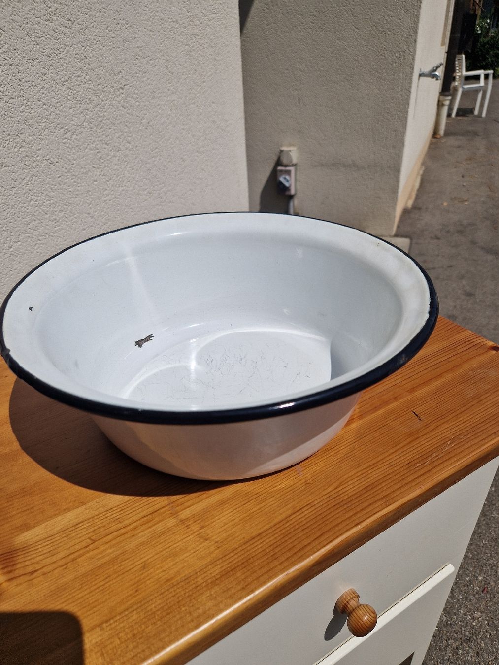 Schalen: Emaille Schüssel weiss mit schwarzem Rand 32cm Durchmesser  – Gebraucht aus Mörigen von Clio111 6