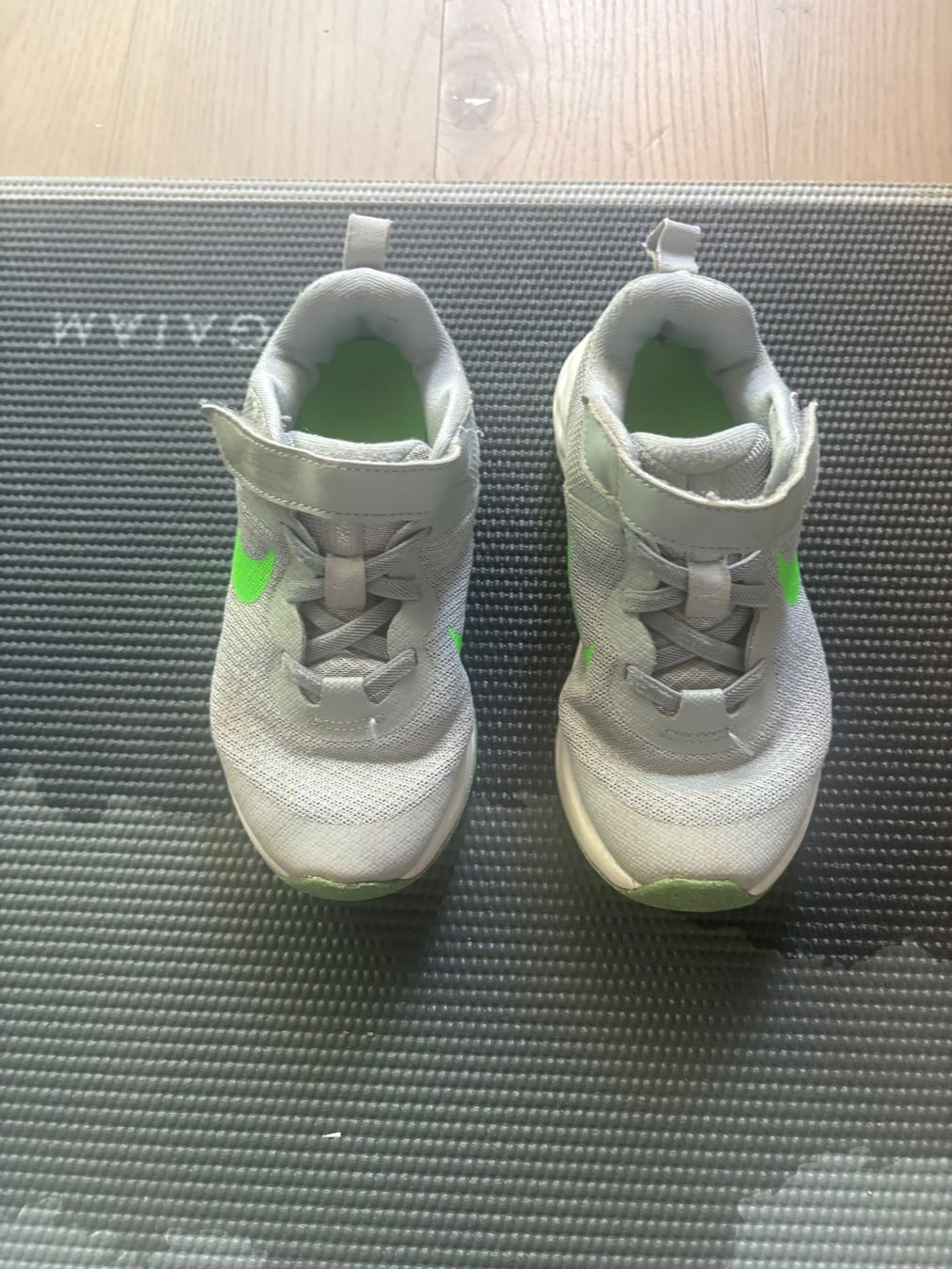 Nike Scarpe per ragazzi: Leichte Nike Sneaker 29.5 – Usato da Zollikon venduto da d_grabher