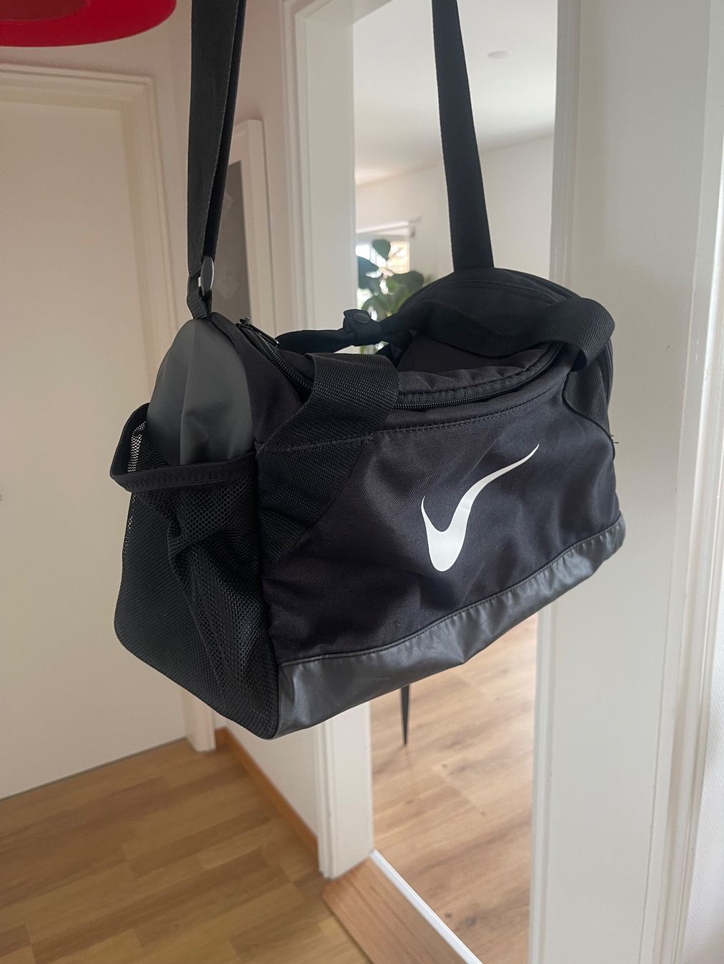 Nike Borse: Sporttasche Nike schwarz – Usato da Horgen venduto da Sol-verde 1