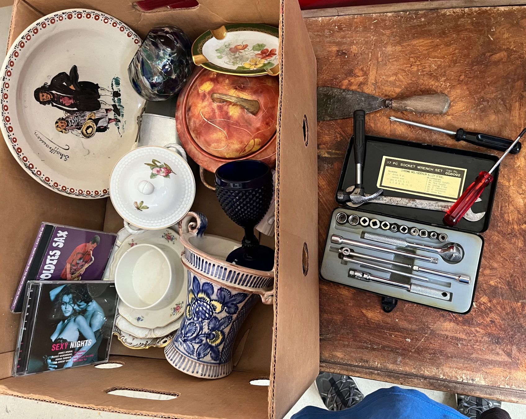 Alle Dekorationen: 5 Kartons mit Flohmarktartikeln – Gebraucht aus Utzenstorf von bjse