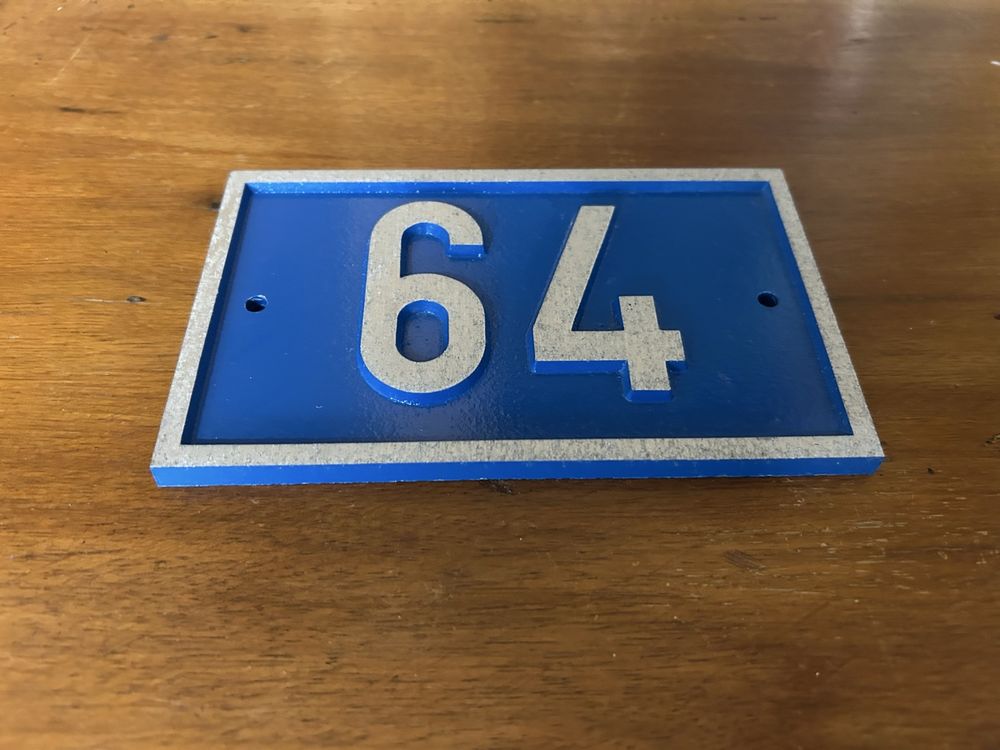 Insegne: Hausnummernschild Aluminium-Guss Nr. 64 blau/silber – Usato da Agriswil venduto da Mafi_69 1