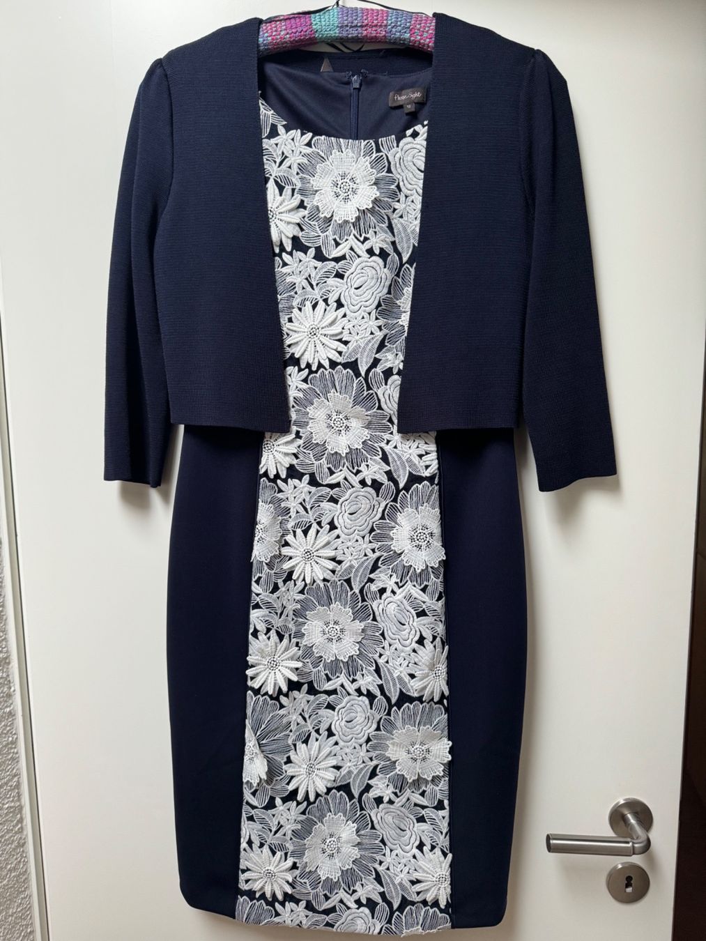 Phase Eight Robes: Kleid mit Spitzen und Strickjäckchen – D'occasion à Stein AG par heg_n29h
