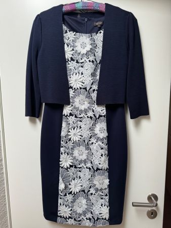 Kleid mit Spitzen und Strickjäckchen