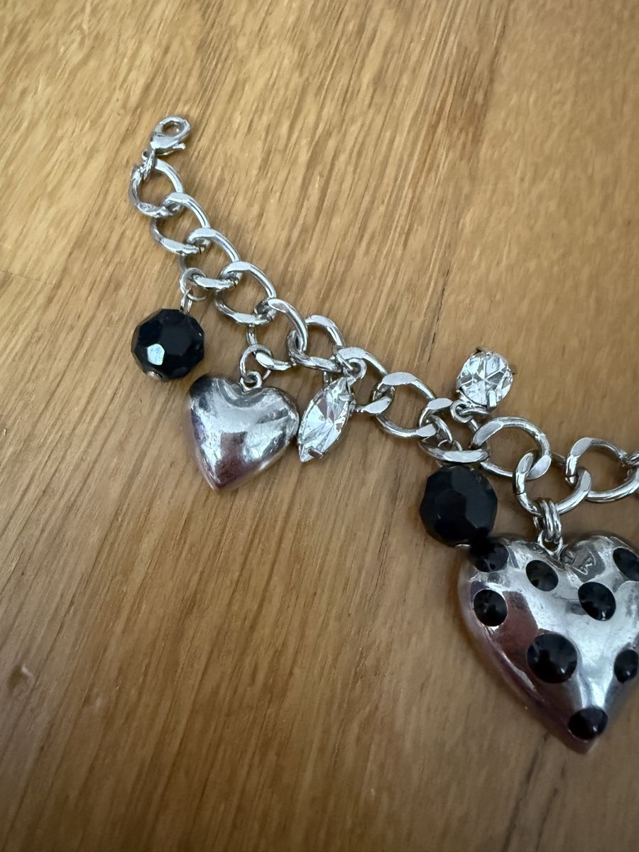 Bracciali & Braccialetti: Charm-Armband silberfarben mit Herzen und Perlen – Usato da Richterswil venduto da cobruetsch 2