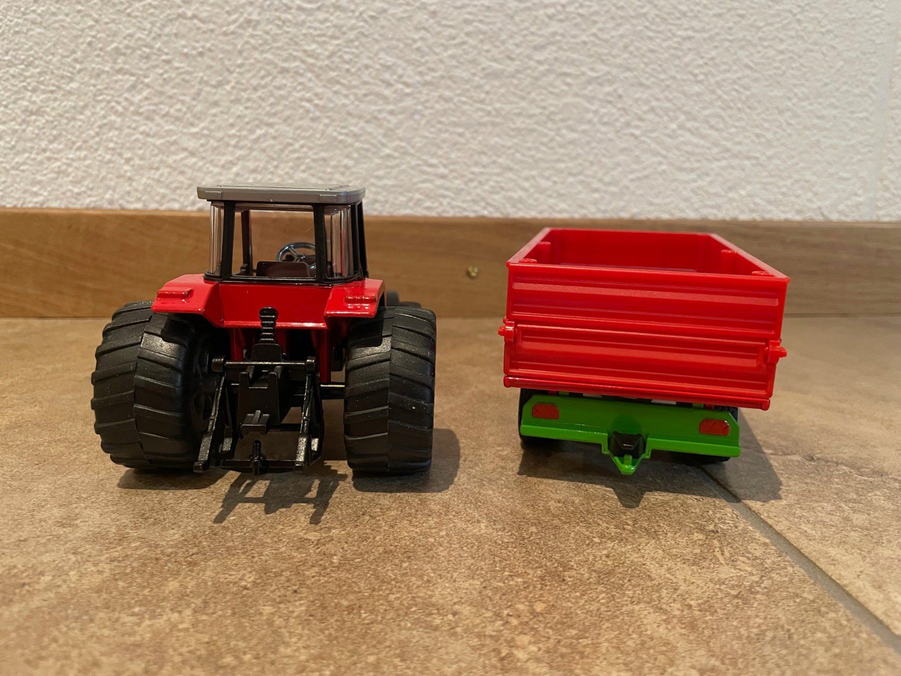 Massey Ferguson Trattori: SIKU Massey Ferguson 4270 mit Kipper – Nuovo e nell'imballaggio originale da Kreuzlingen venduto da Stefan1150 3