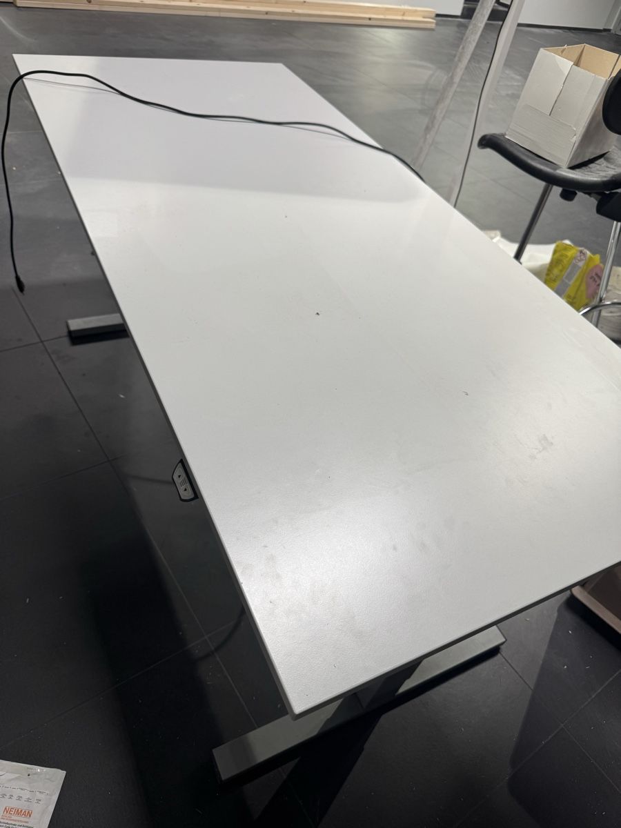 Tables: Höhenverstellbarer Tisch  – D'occasion à St.Gallen par tho_6bct 1