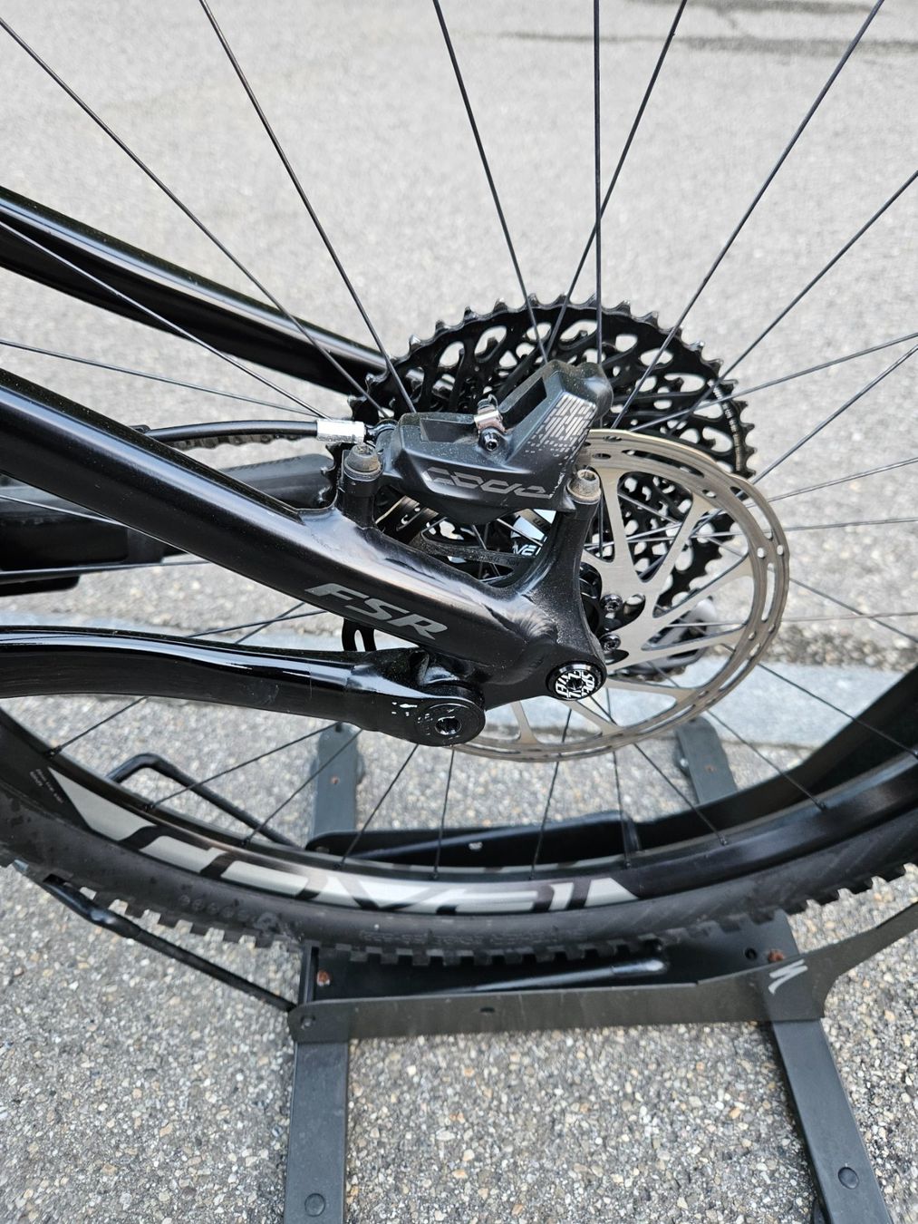 Specialized Vélos: Specialized Enduro Carbon Schwarz Fox Gabel Grösse M – D'occasion à Oftringen par MikoMako 4