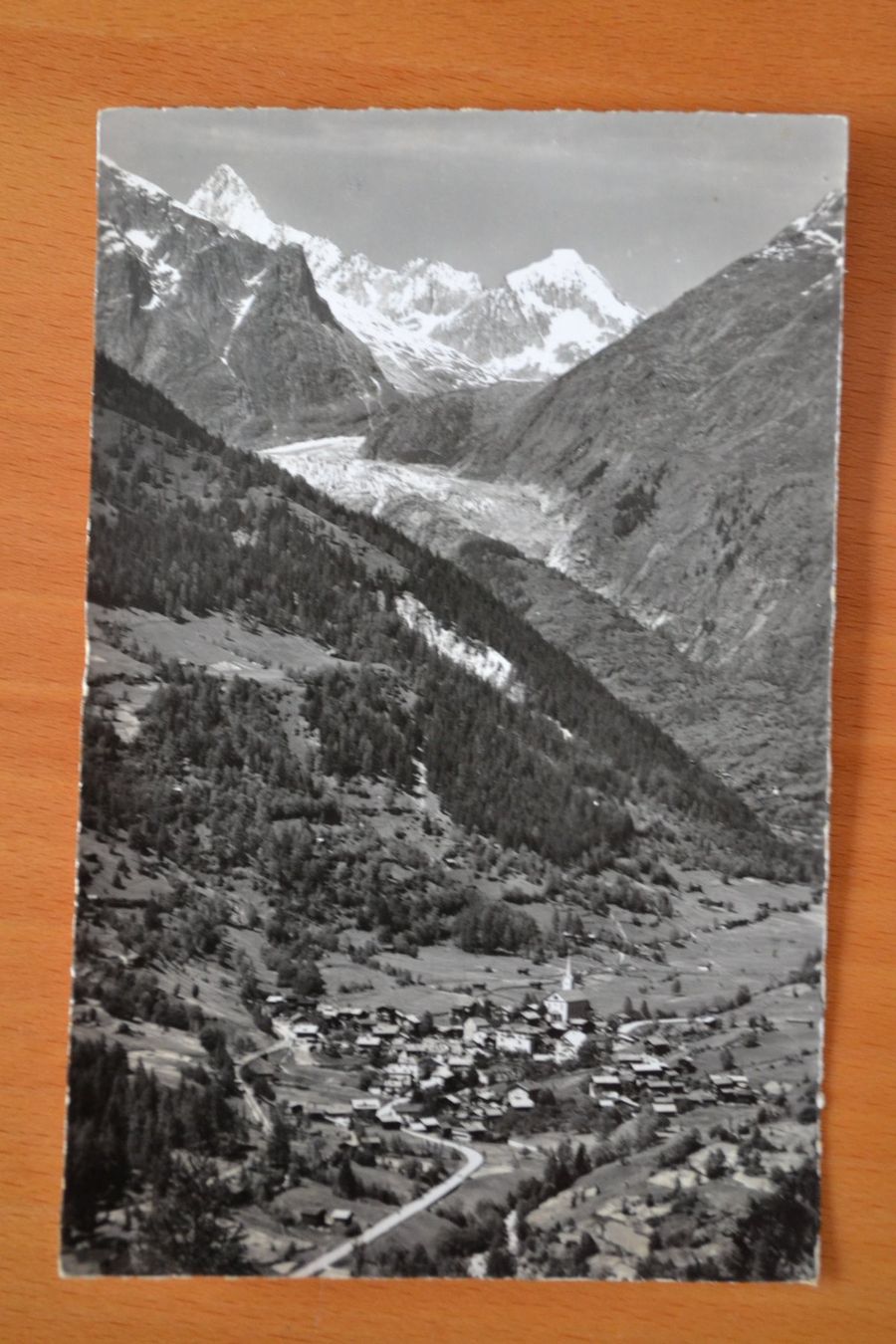 Cartoline postali: AK Fiesch mit Finsteraarhorn VS – Usato da Beinwil am See venduto da kajak55