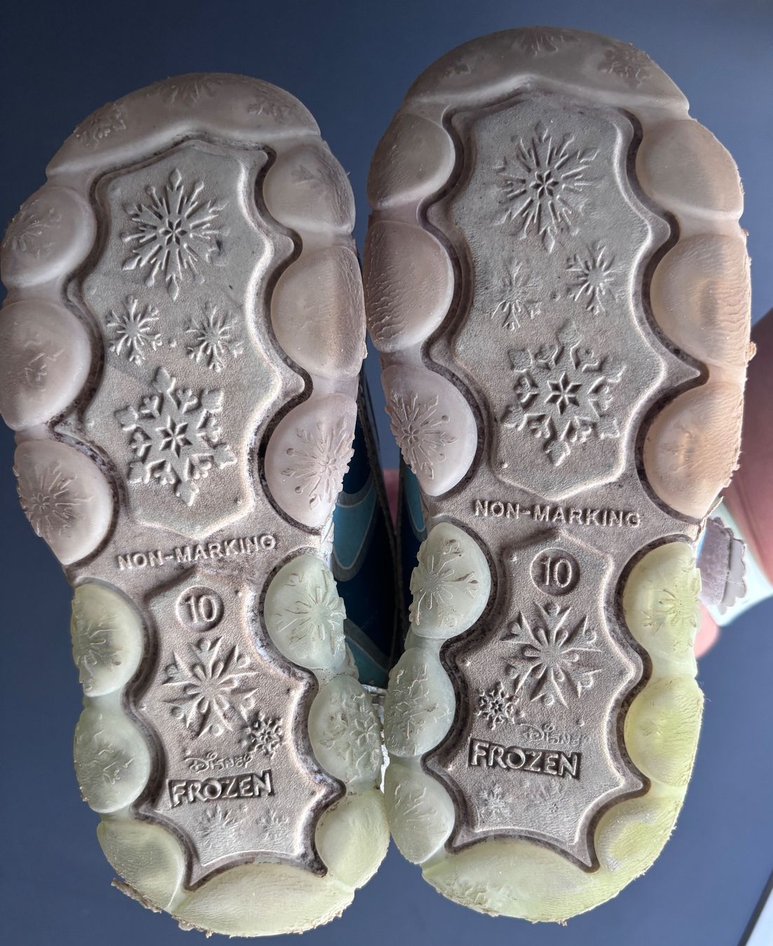 Scarpe per ragazze: Frozen Blinkende Sneaker Gr 27 – Usato da Brugg AG venduto da tsannen 4