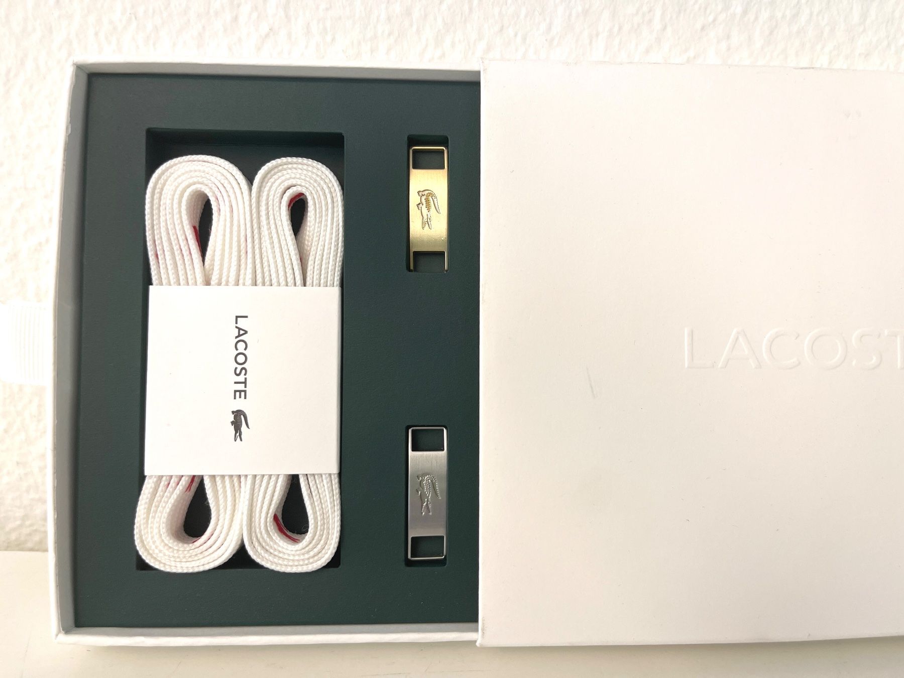 Sonstige Kleidung & Accessoires: LACOSTE Sneaker Customization Kit Schnürsenkel Lace Tags – Neu und originalverpackt aus Zürich von Arche_Brockenhaus 1