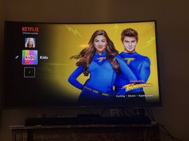 Samsung 55" 4K UHD Incurvée Smart TV + Support Mural 